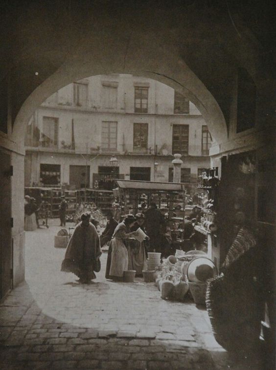 Comprant a Monleón (actual Colla Monlleó), a l'entrada a la plaça Redona pel carrer Vallanca